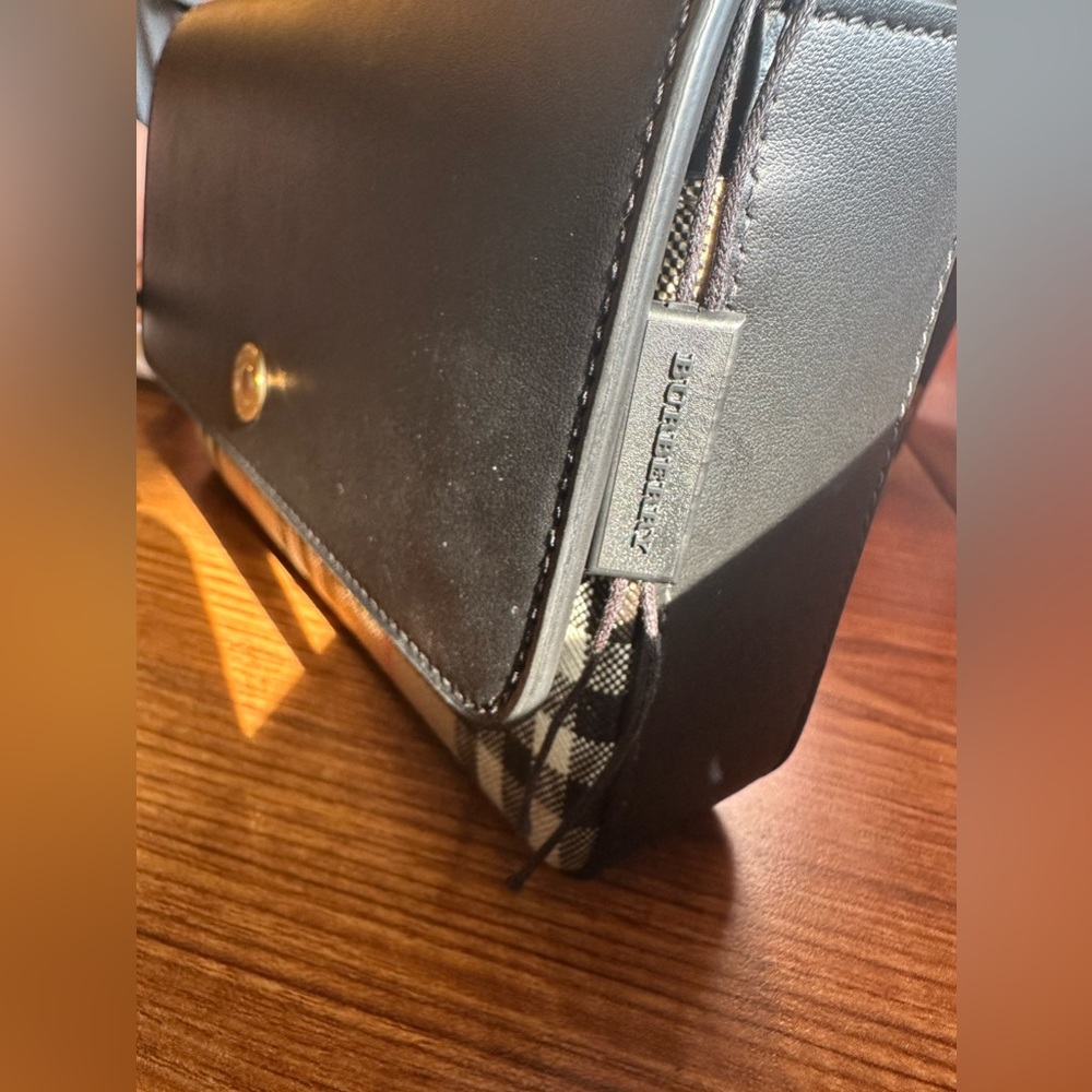 Authentic Vintage Check & Italian Leather Burberry Bag - Picture 3 of 7